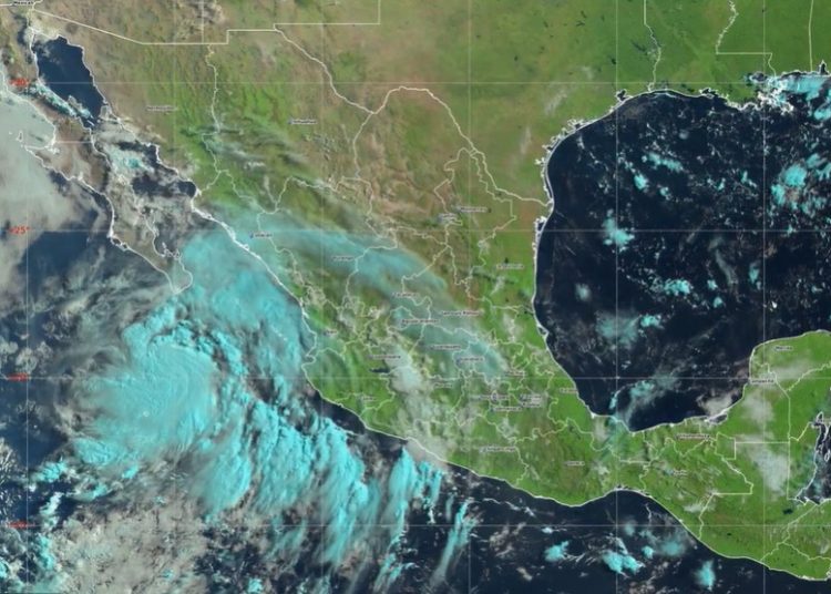 Avance de la tormenta tropical Ivo hacia el Pacífico mexicano provoca fuertes lluvias y oleaje elevado