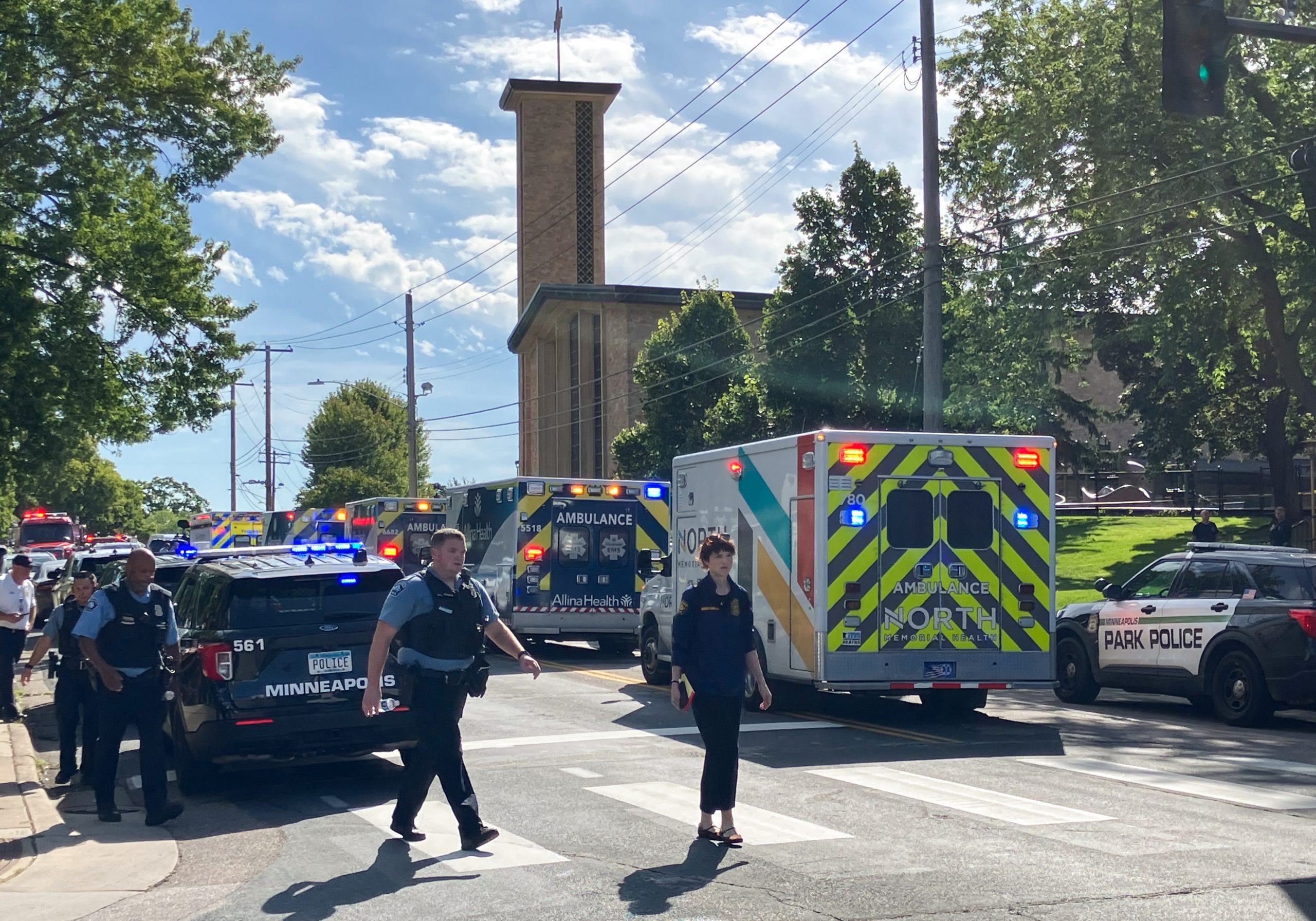 Tiroteo en escuela de Minneapolis deja dos niños muertos y 17 heridos
