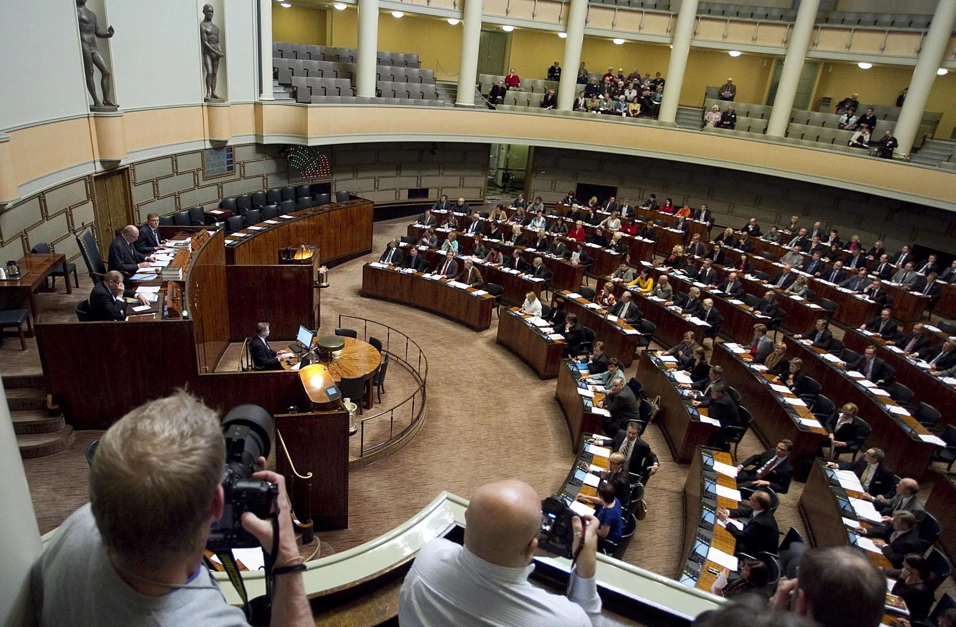 Suicidio de Diputado Socialdemócrata en el Parlamento de Finlandia Conmociona a la Comunidad Política