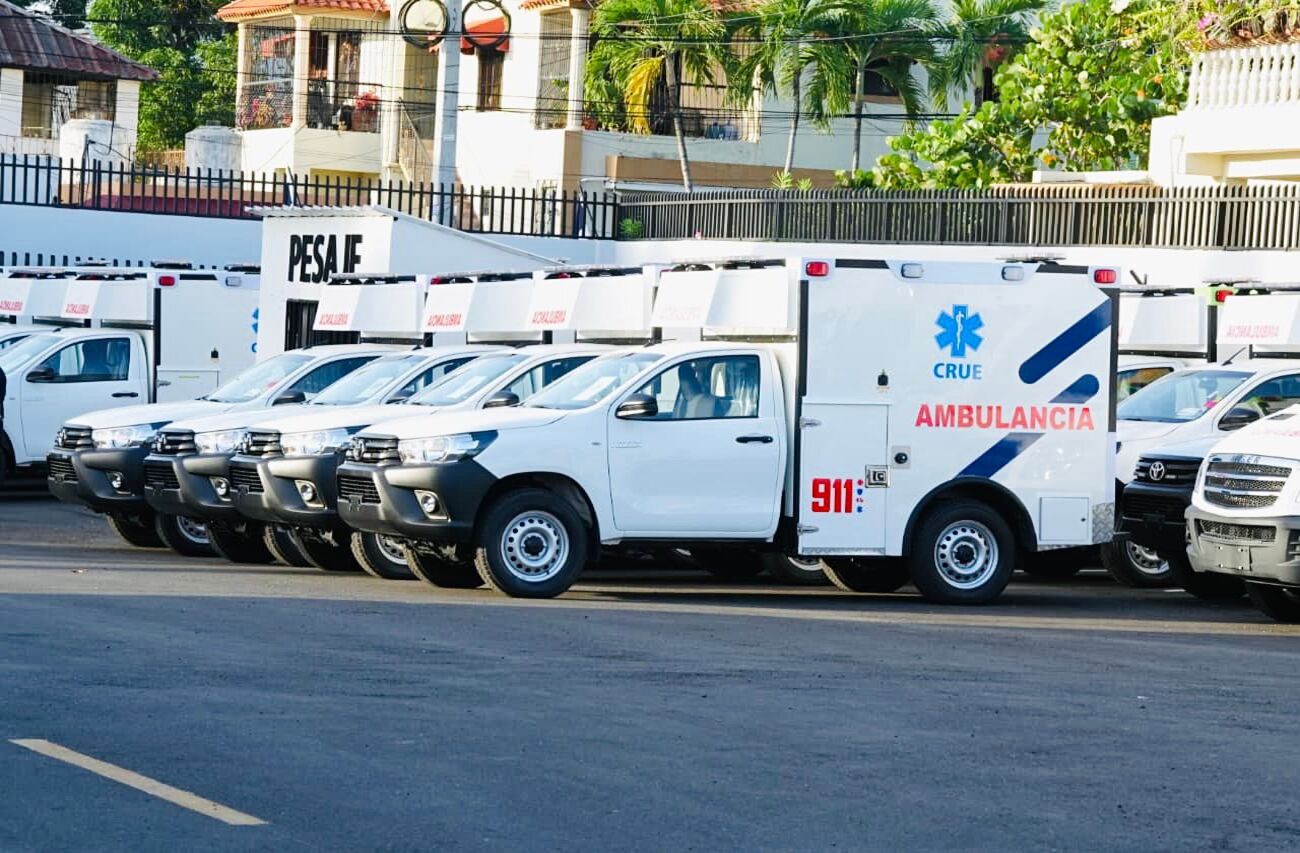 Entrega de ambulancias ensambladas por la industria militar dominicana a instituciones de salud