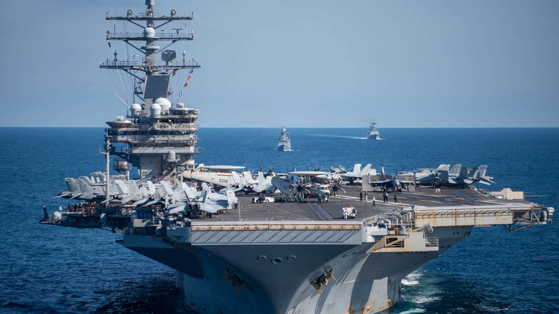Estados Unidos intensifica presencia naval cerca de Venezuela mientras Maduro moviliza milicianos