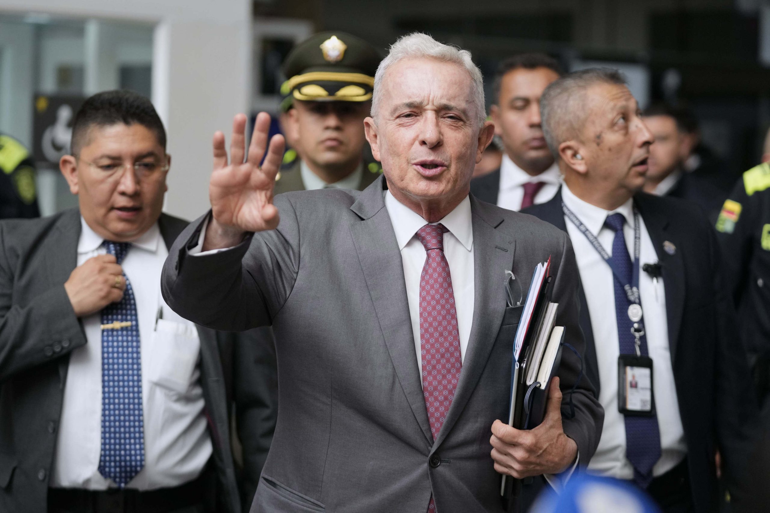 Tribunal de Bogotá ordena la libertad inmediata del expresidente Álvaro Uribe