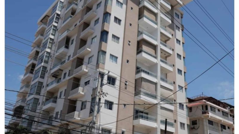Mujer resulta gravemente herida tras lanzarse desde el tercer piso de un edificio en Piantini