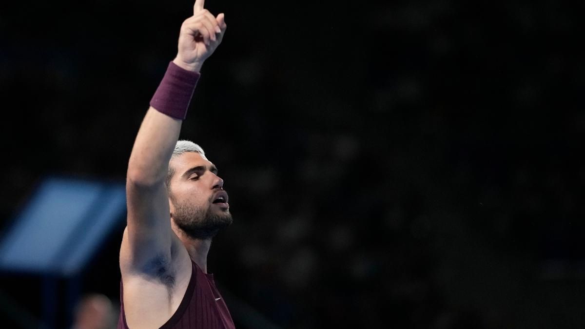 Carlos Alcaraz avanza a su novena final consecutiva tras vencer a Casper Ruud en Tokio