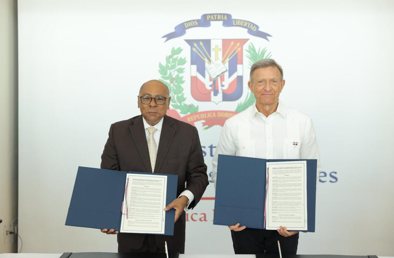 Ministerio de Relaciones Exteriores y Liga Dominicana de Fútbol firman convenio para agilizar servicios consulares