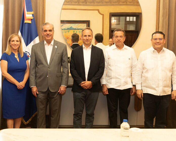 Presidente Abinader Sostiene Reunión Clave con Ejecutivos de Amazon para Impulsar Conectividad e Inversiones en República Dominicana