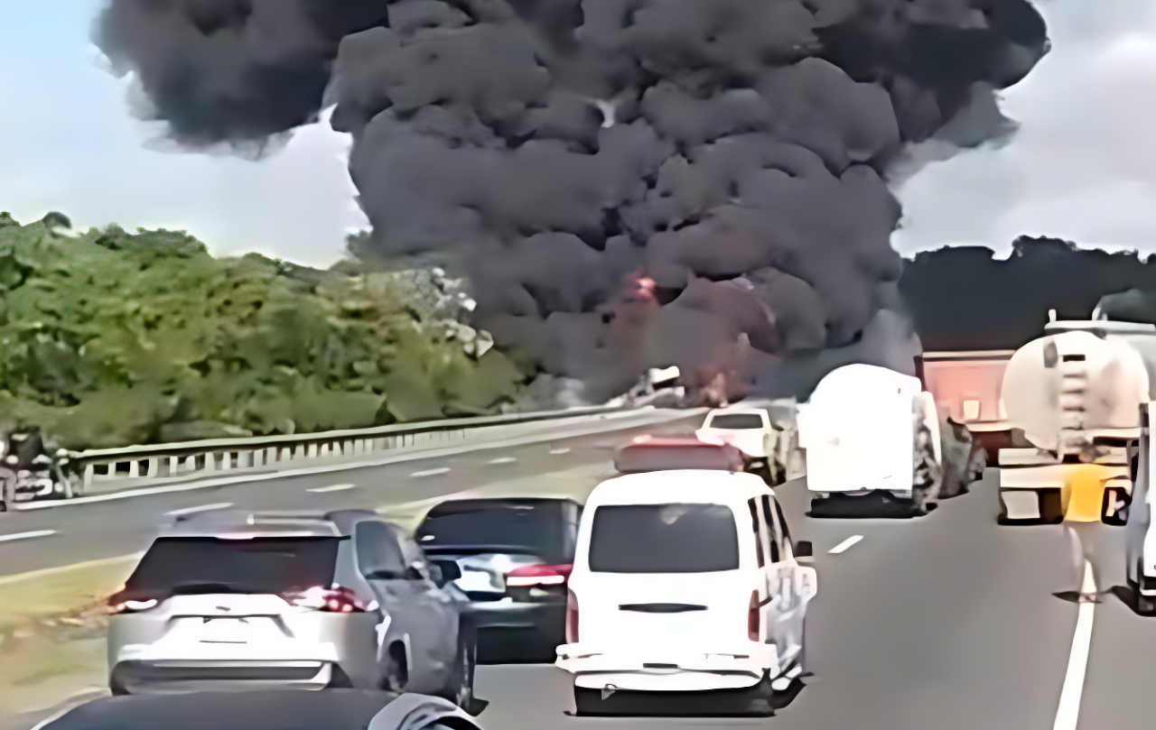 Incendio de camión tanquero en la Circunvalación Santo Domingo provoca cierre vial y movilización de emergencias