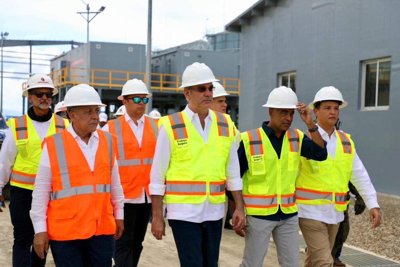 Presidente Abinader supervisa planta eléctrica de 414 MW en Montecristi