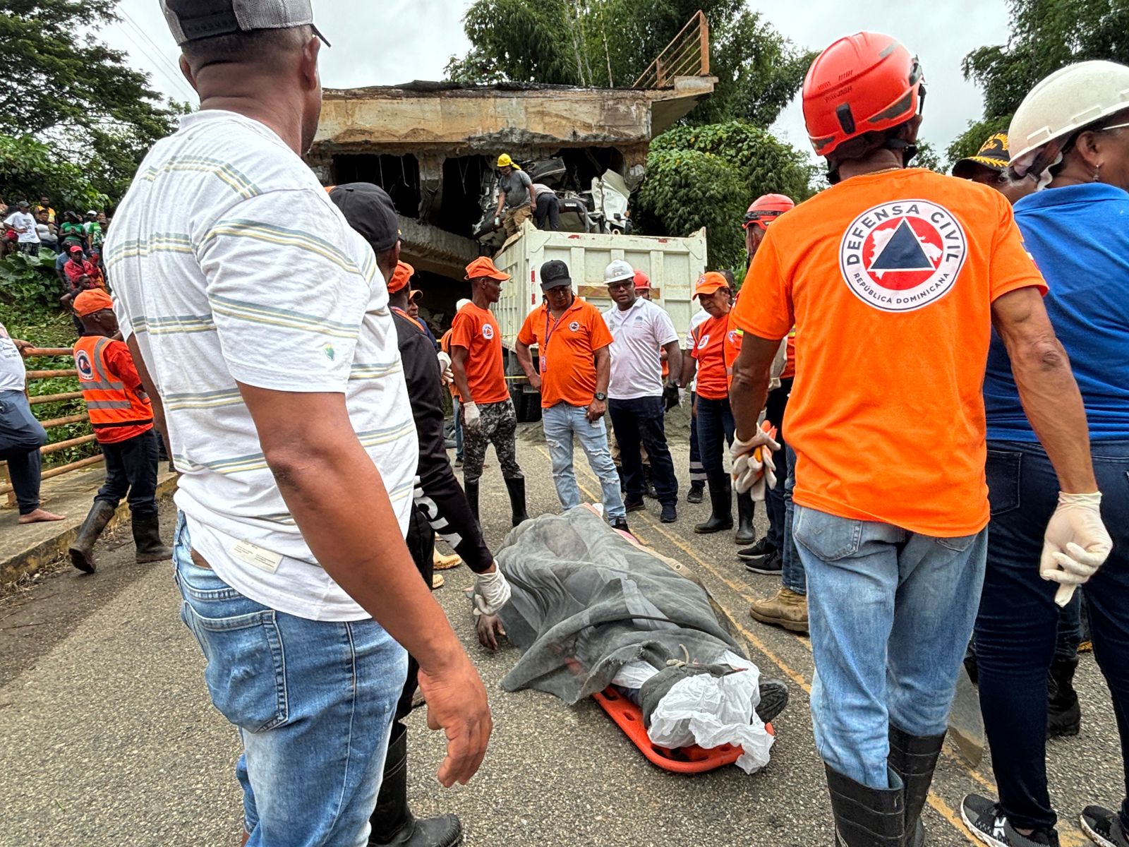 Puente colapsa en Monte Plata dejando una víctima mortal
