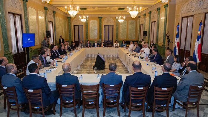 Presidente Abinader analiza economía dominicana con sectores productivos