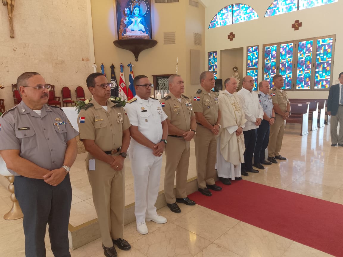 Ministro Fernández Onofre lidera celebración del Día del Veterano