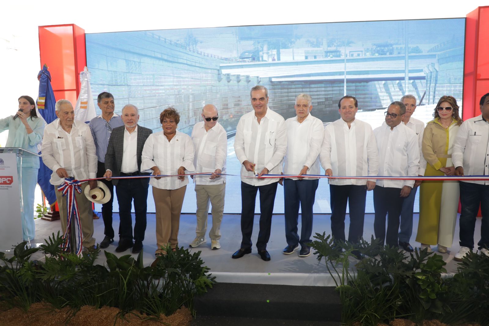 Presidente Abinader inaugura paso a desnivel en Santo Domingo Oeste