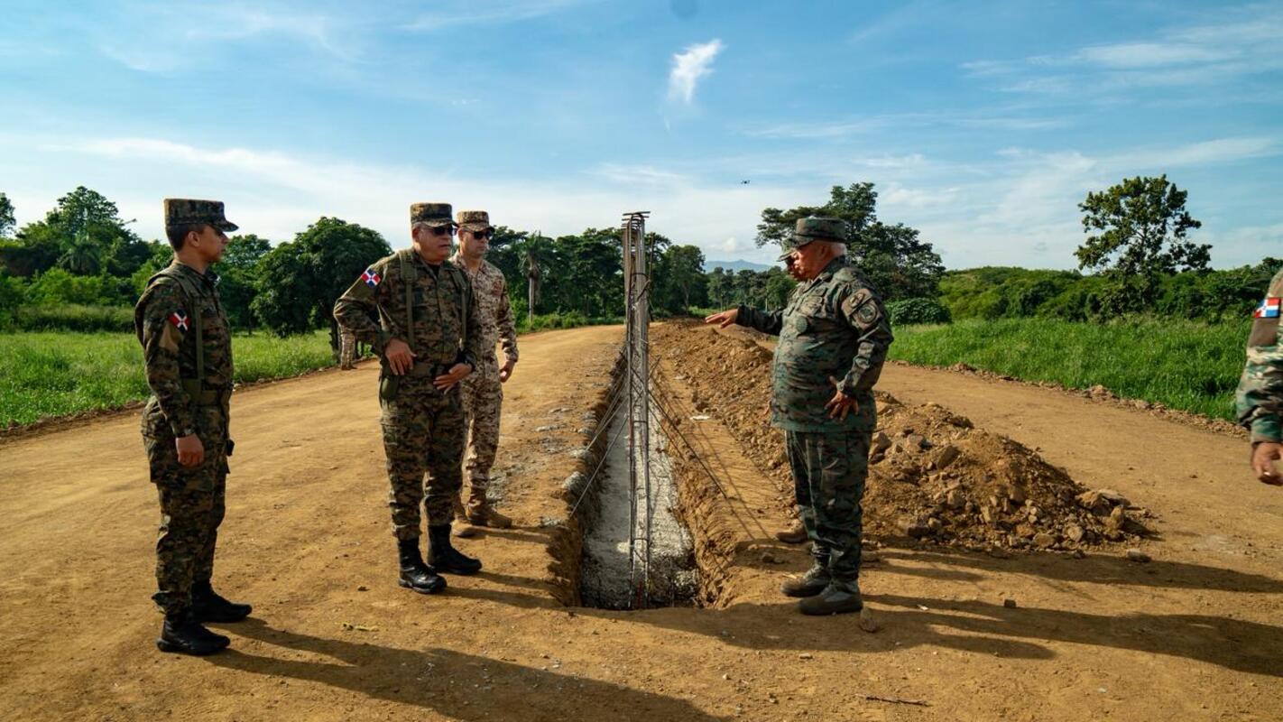 Ministro de Defensa evalúa medidas en frontera de Dajabón