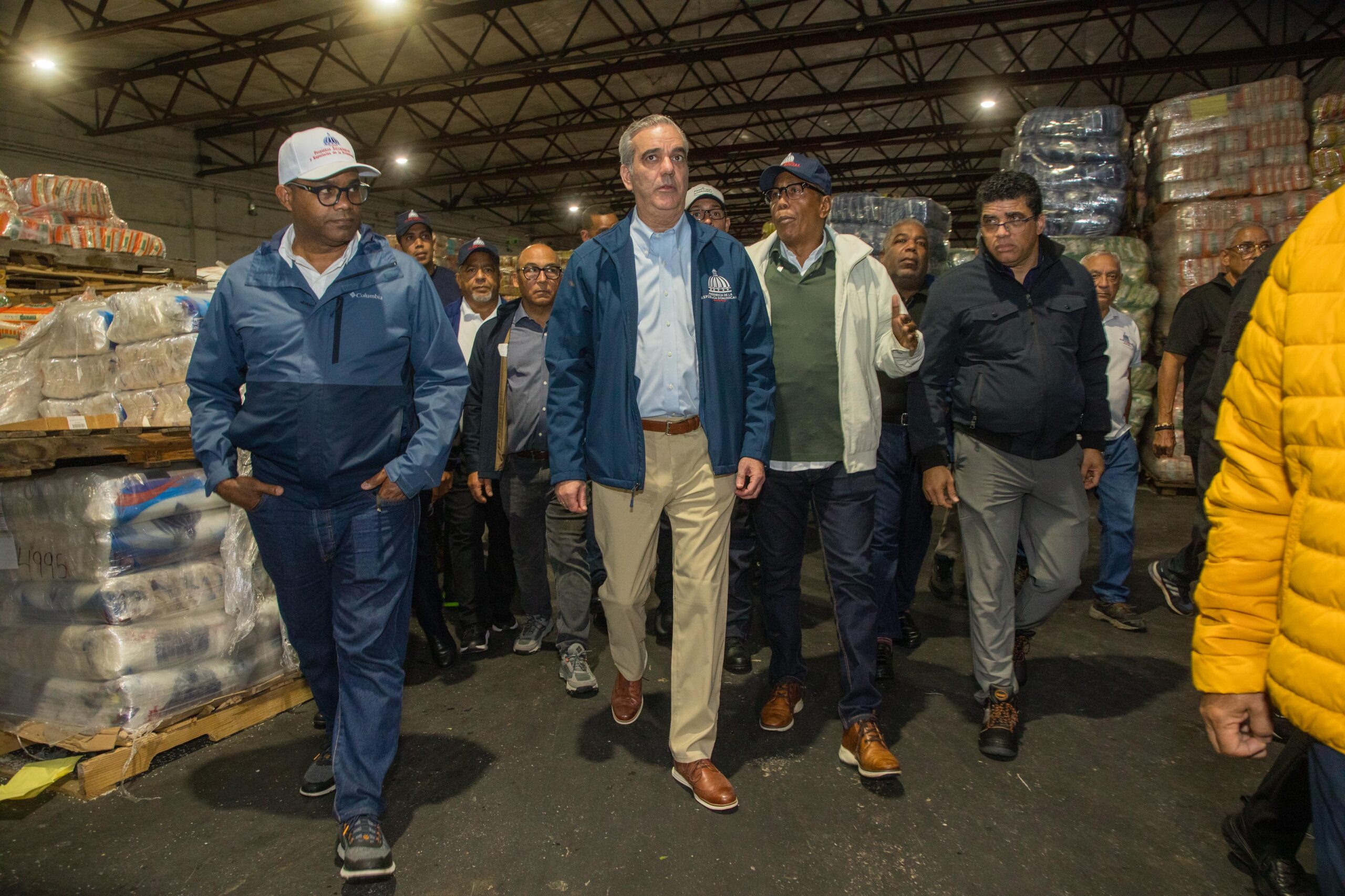 Presidente Abinader supervisa entrega de alimentos tras tormenta Melissa
