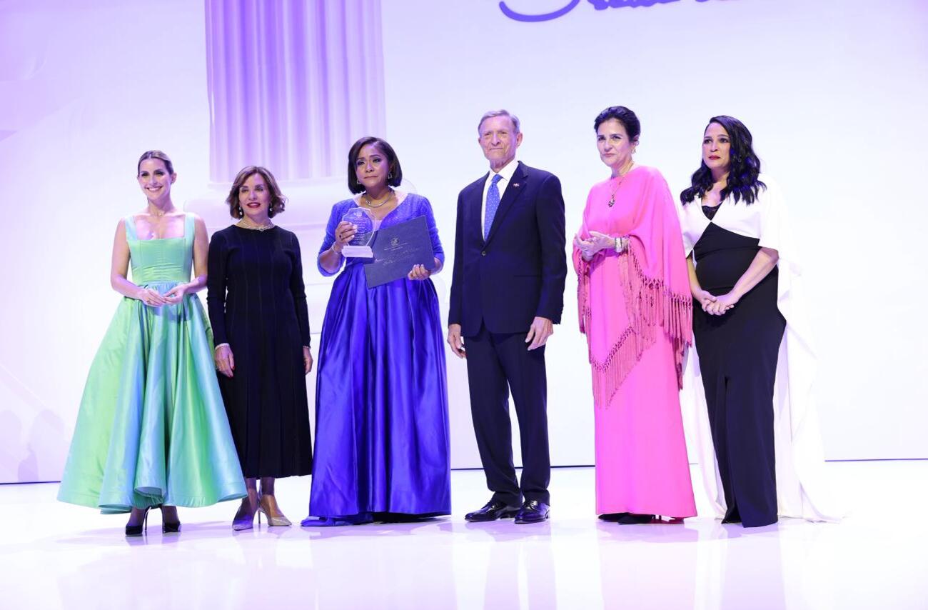 Augusto Taveras recibe el Premio al Emigrante Dominicano en Santo Domingo