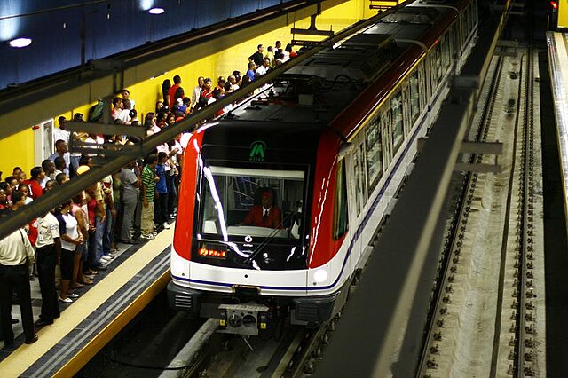 Aglomeración en el Metro de Santo Domingo por salida temprana de empleados