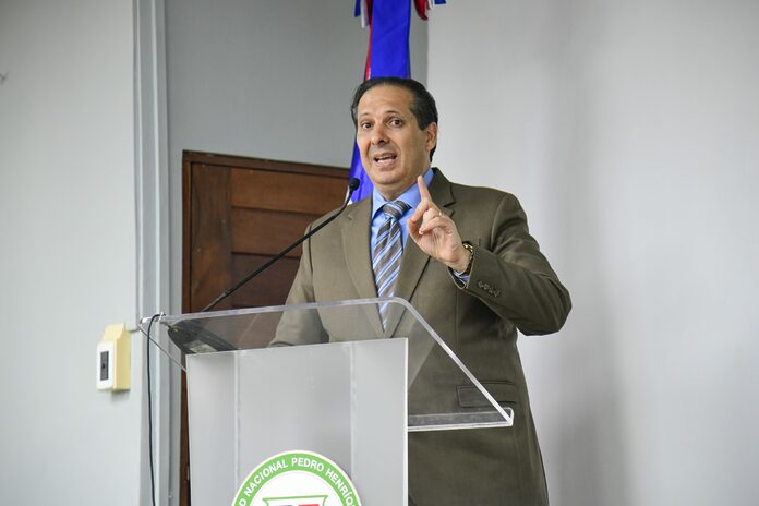 Ministro Atallah reafirma compromiso con la salud mental en Santo Domingo