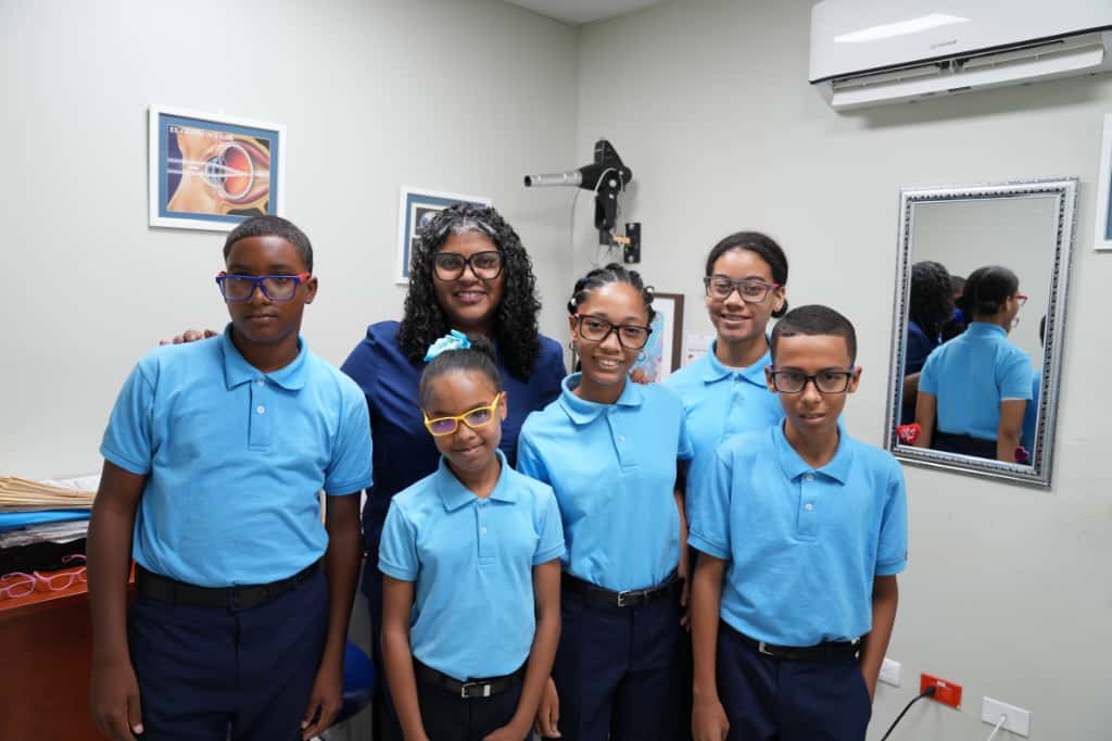 INABIE entrega 12,430 lentes y realiza 47 cirugías oculares gratuitas