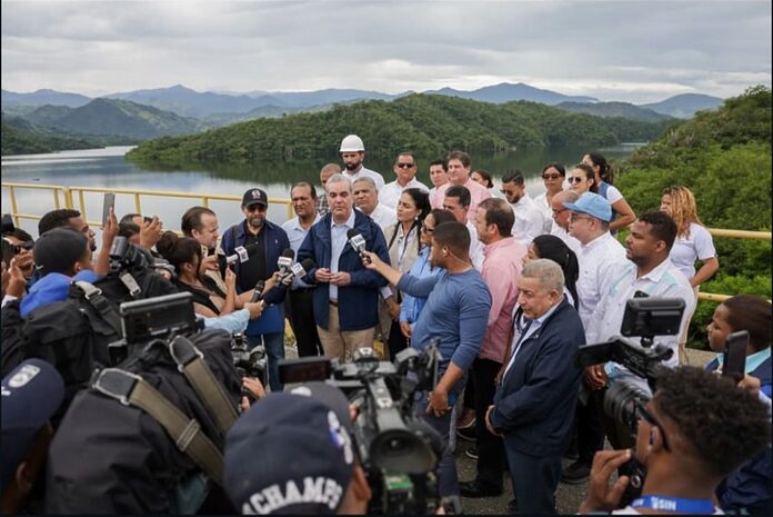 Presidente Abinader ordena retorno tras huracán Melissa, alerta en 4 provincias