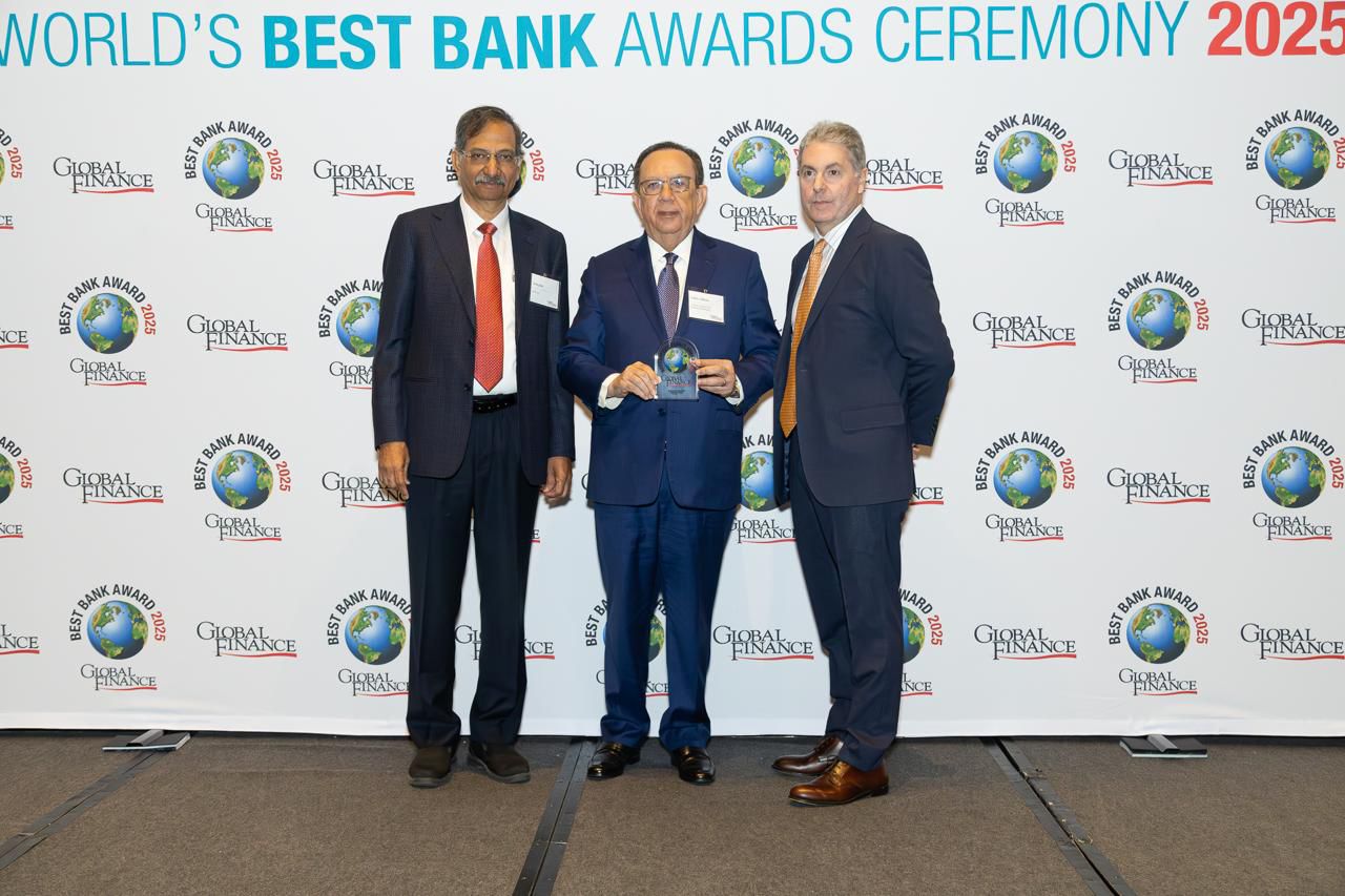 Héctor Valdez Albizu recibe reconocimiento de Global Finance en Washington