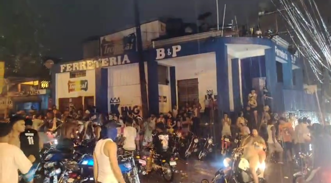 Decenas desafían alerta roja con ‘teteo’ en Los Guaricanos durante tormenta Melissa