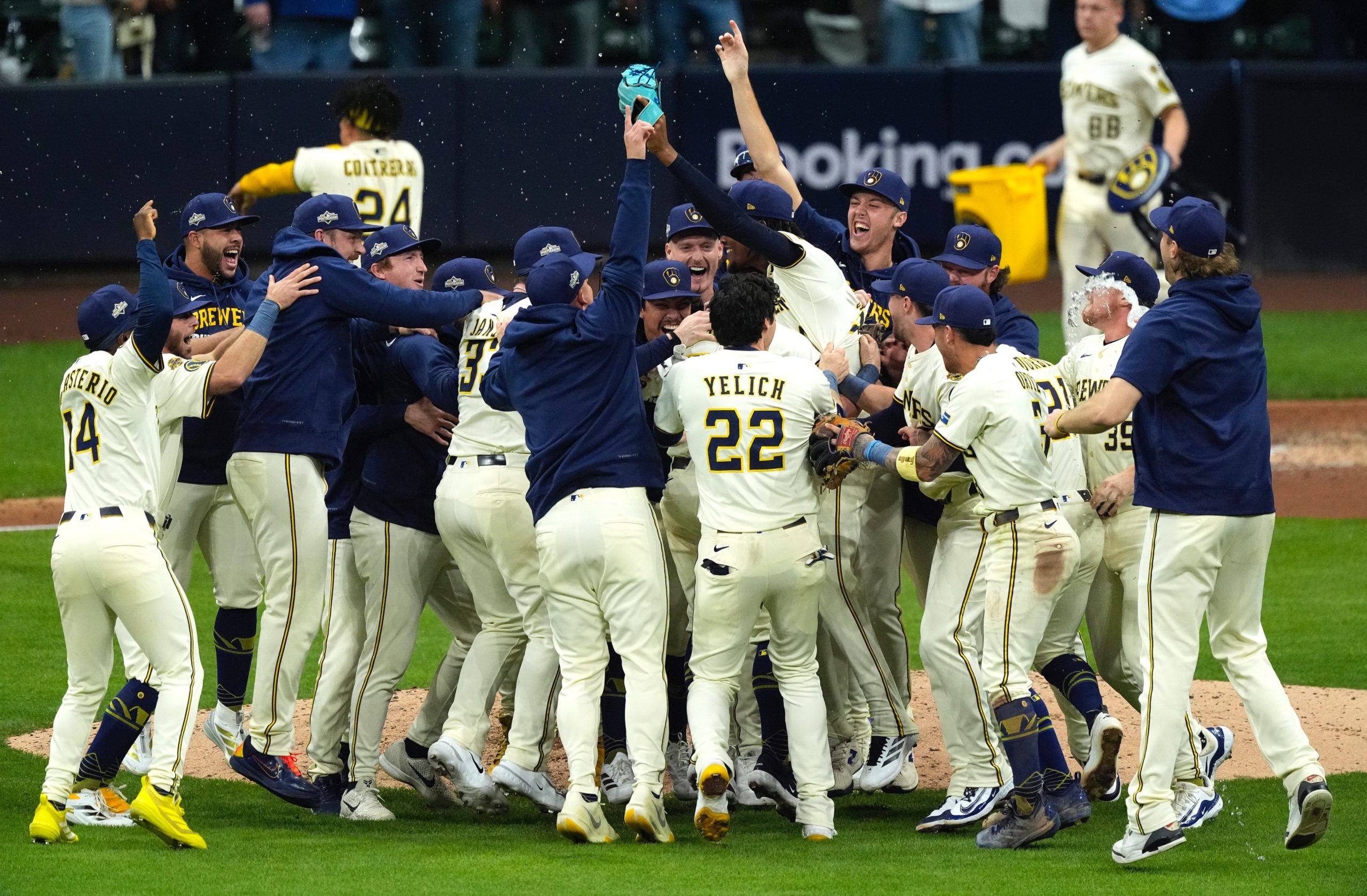 Milwaukee avanza a la Serie de Campeonato tras vencer a Chicago