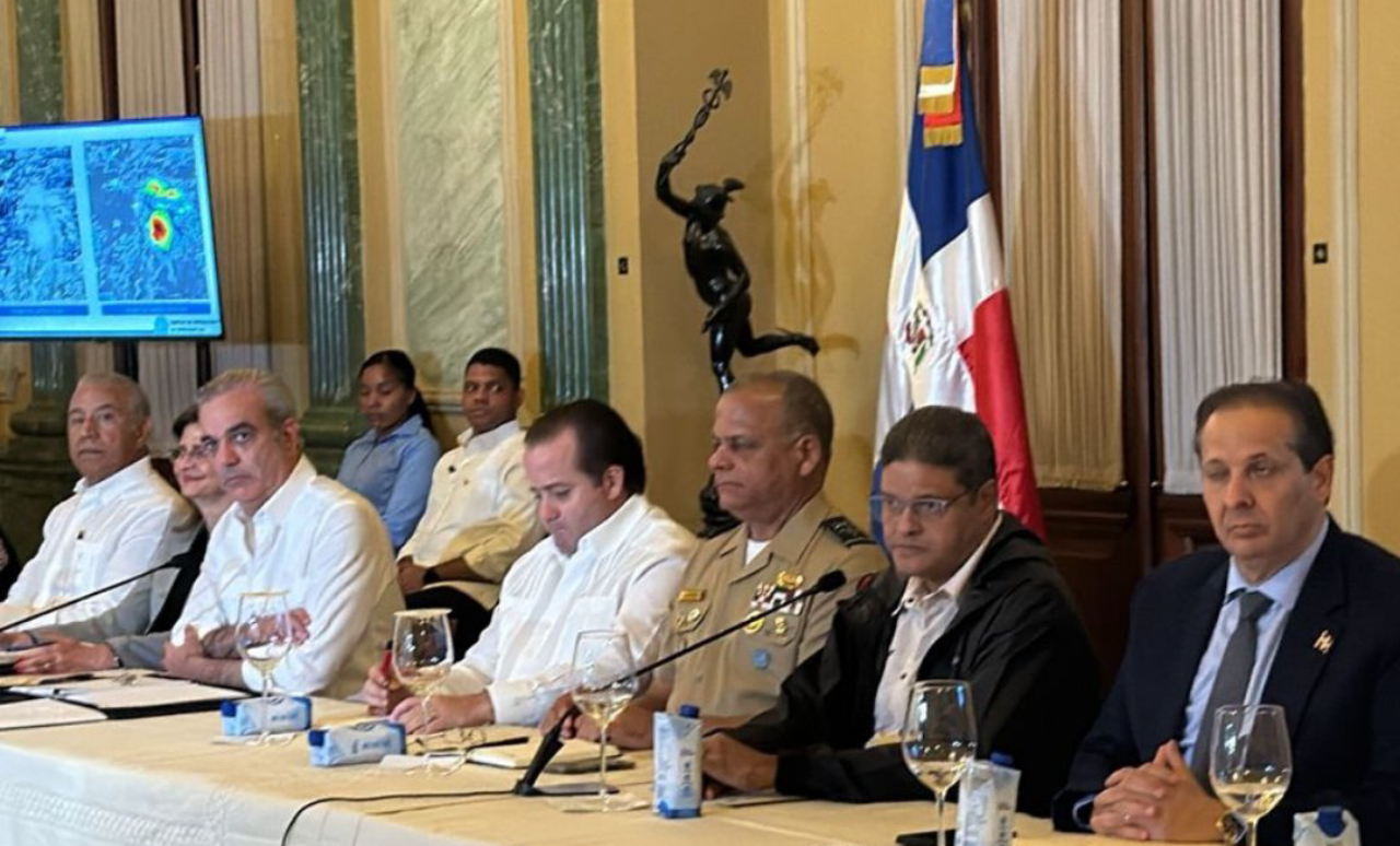 Gobierno suspende clases y reduce jornada laboral por tormenta Melissa