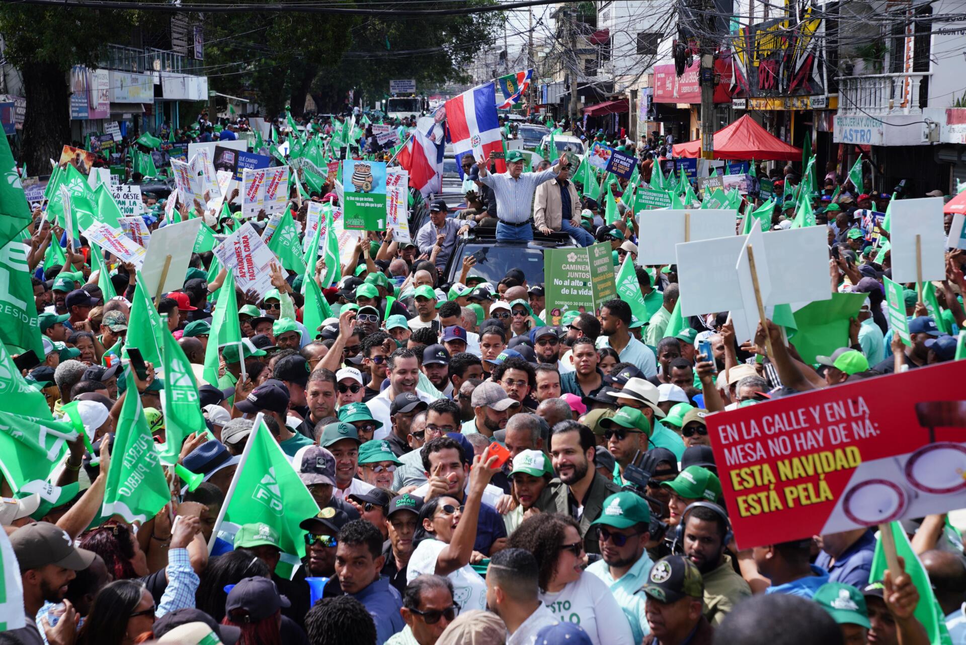 Leonel Fernández lidera marcha masiva en Santo Domingo
