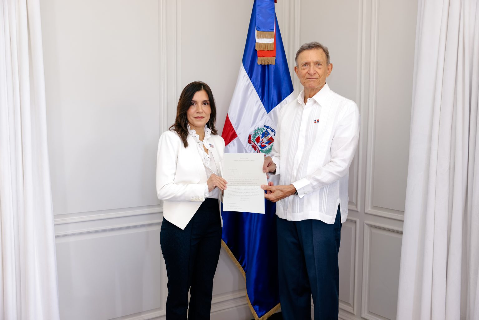 Canciller Roberto Álvarez recibe credenciales de Leah Francis Campos