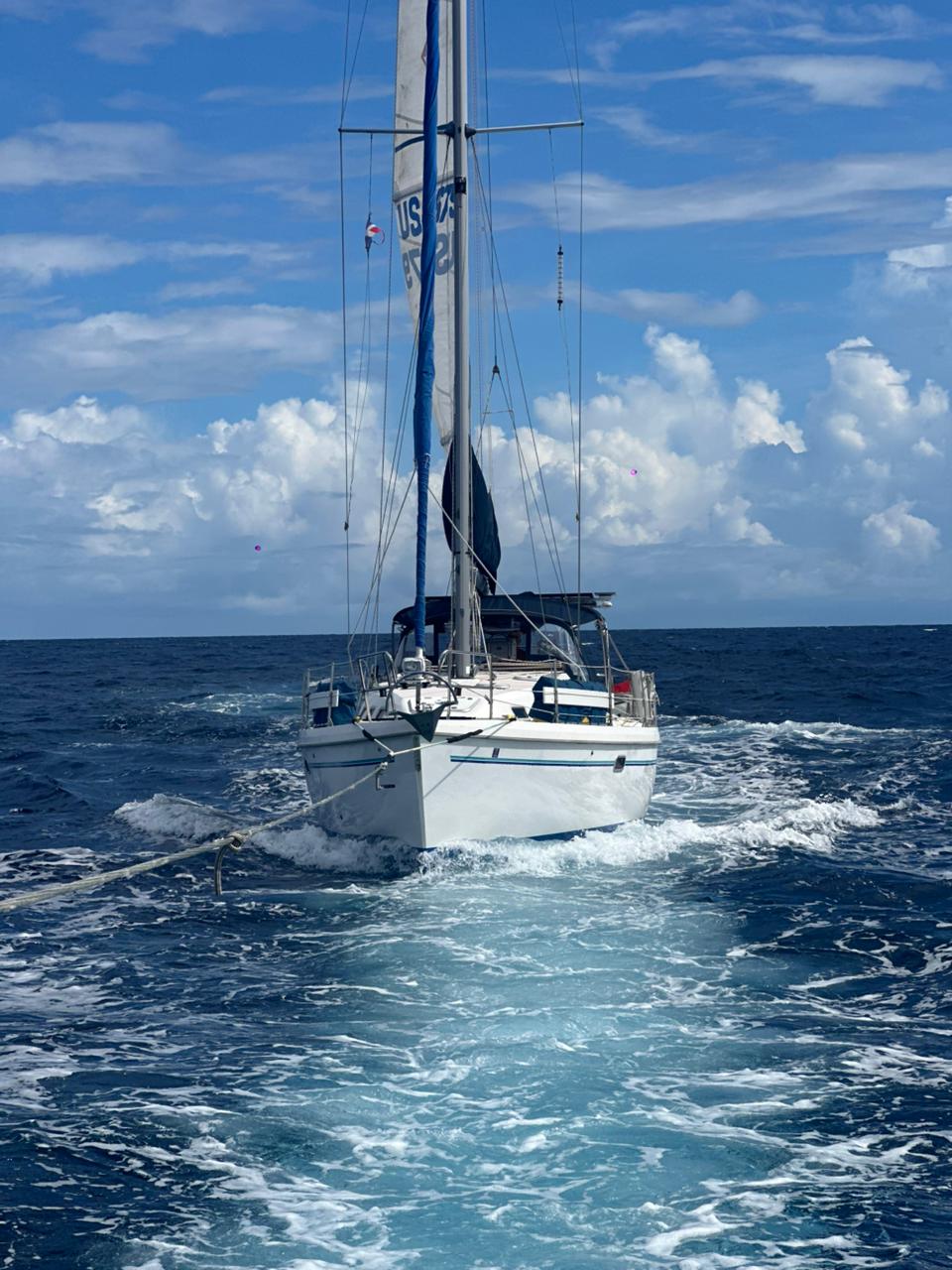 Armada Dominicana auxilia a velero estadounidense en Montecristi