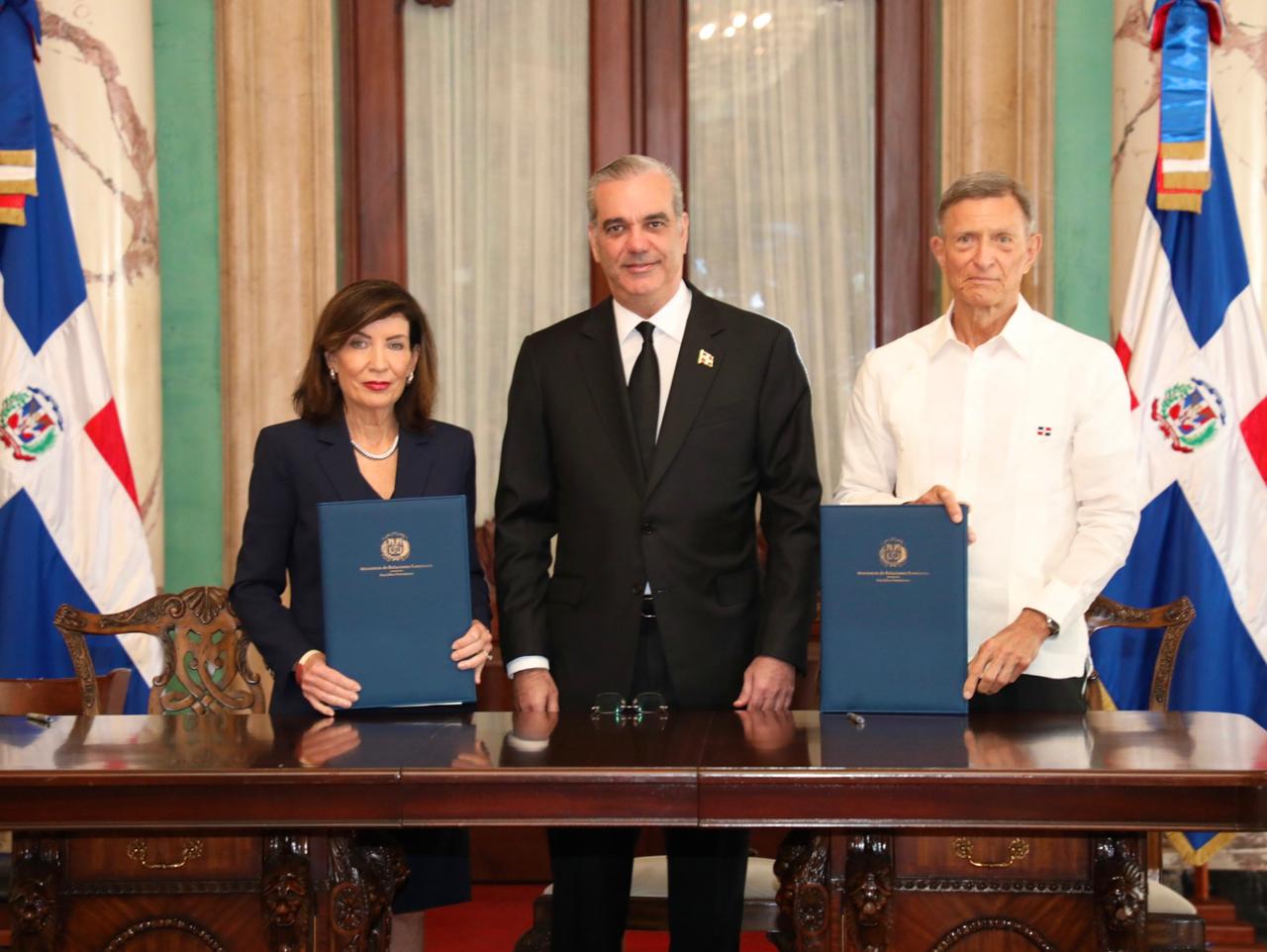 Abinader y Hochul firman acuerdo para fortalecer lazos RD-NY