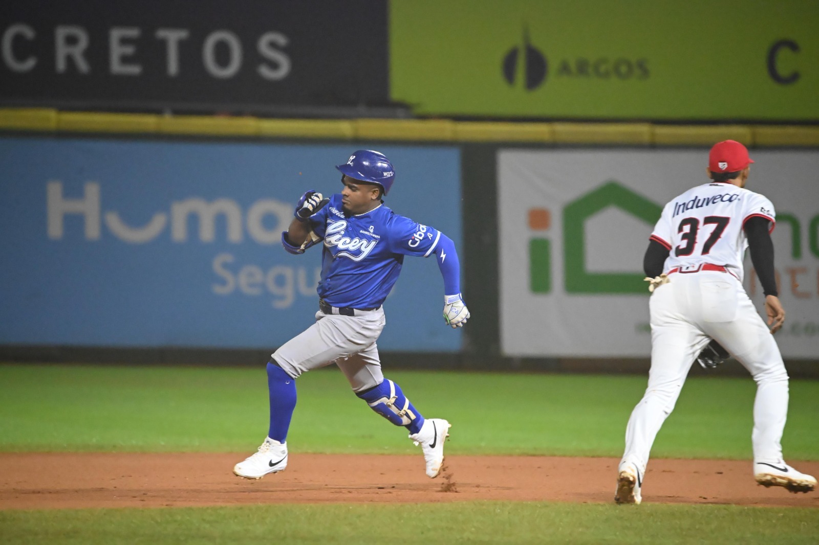 Tigres del Licey vencen 4-2 a Leones del Escogido en Quisqueya