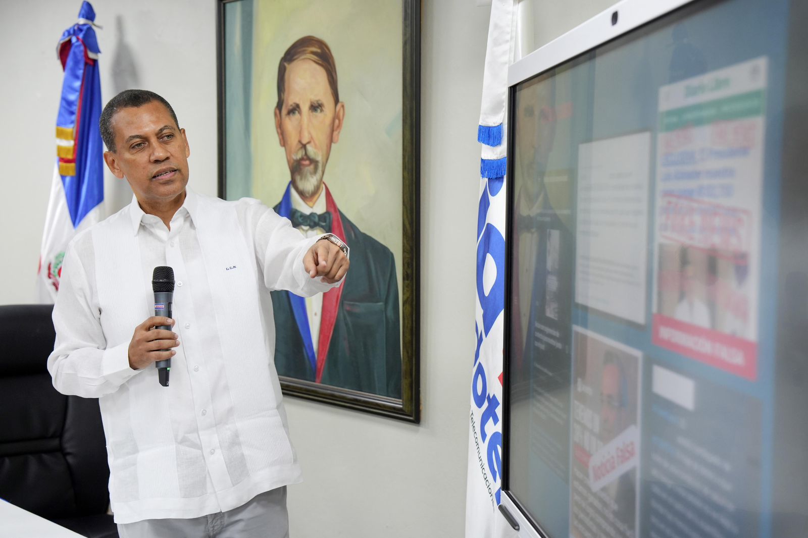 Guido Gómez Mazara llama a reformar legislación sobre redes sociales