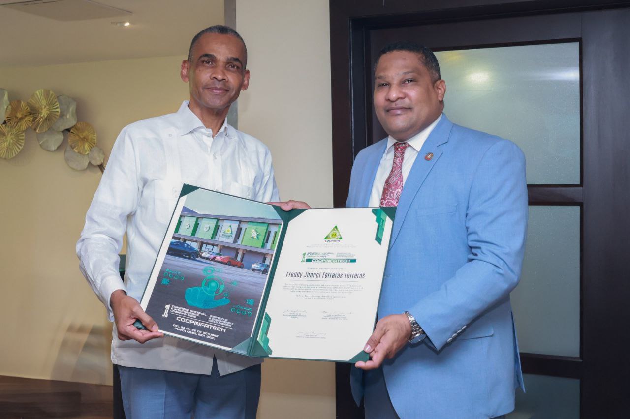 COOPINFA reconoce a Jhanel Ferreras por aporte esencial en Congreso Internacional