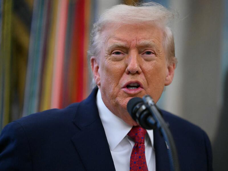 Trump critica programas de comedia nocturnos y amenaza con revocar licencias