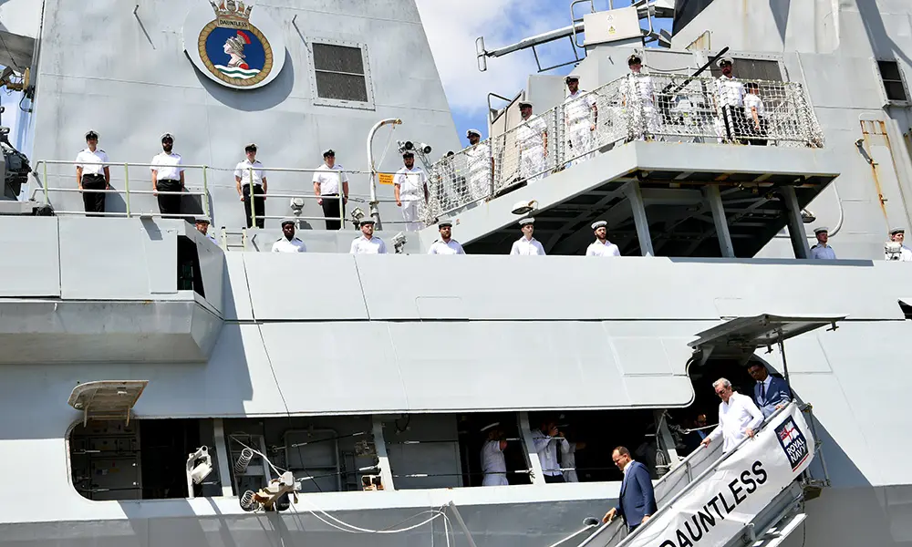 Presidente Abinader visita buque que estudiará fallas sísmicas en RD