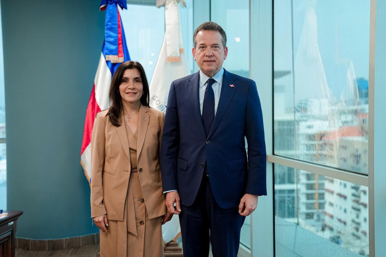 Embajadora de EE. UU. Leah Campos inicia agenda en RD con visita al MICM