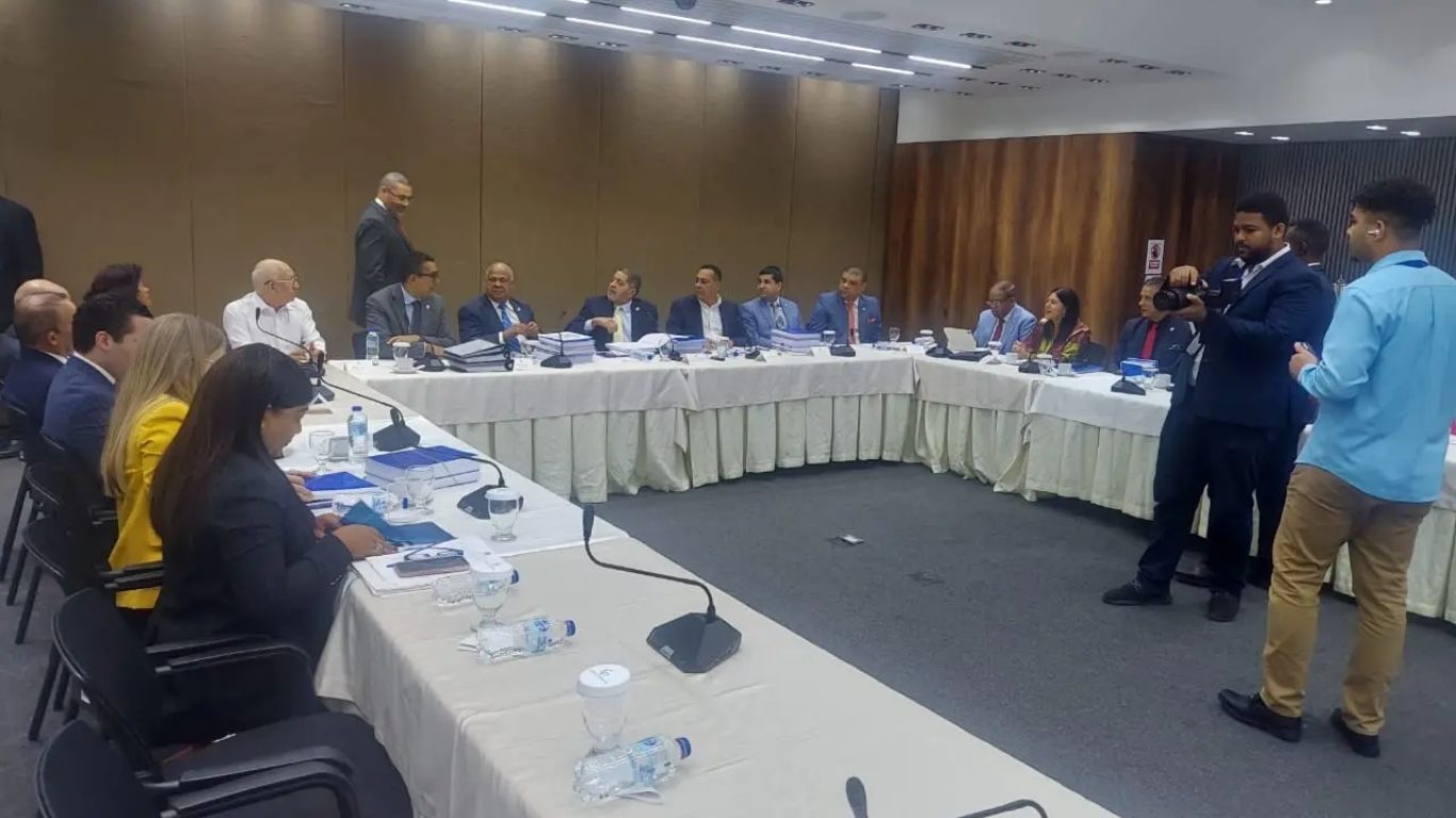 Comisión aprueba presupuesto general del Estado para 2026 en Santo Domingo