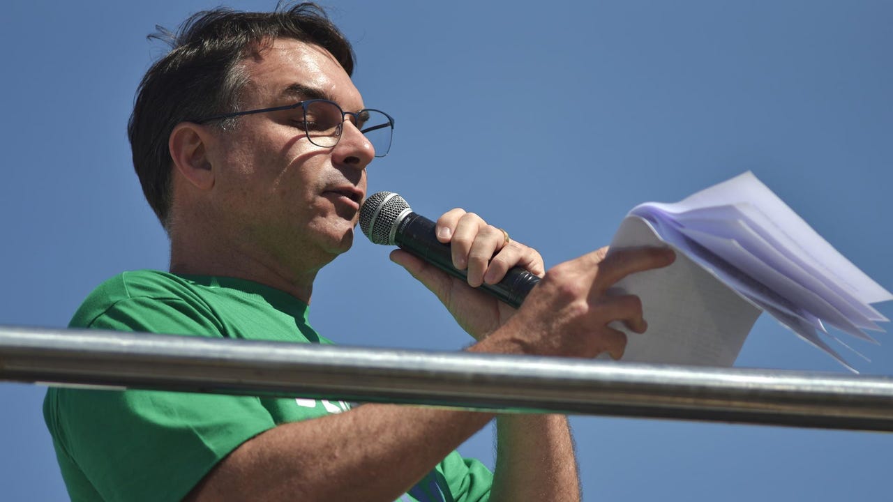 Jair Bolsonaro designa a su hijo Flávio como candidato presidencial en 2026