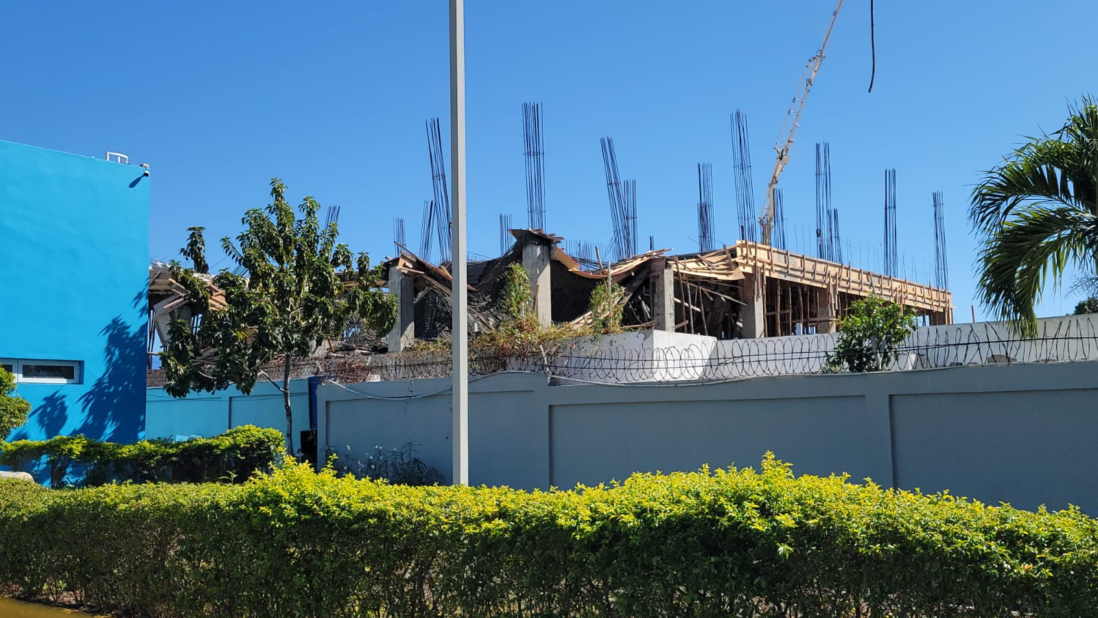 Colapso en construcción del hospital Materno Infantil en Azua genera preocupación