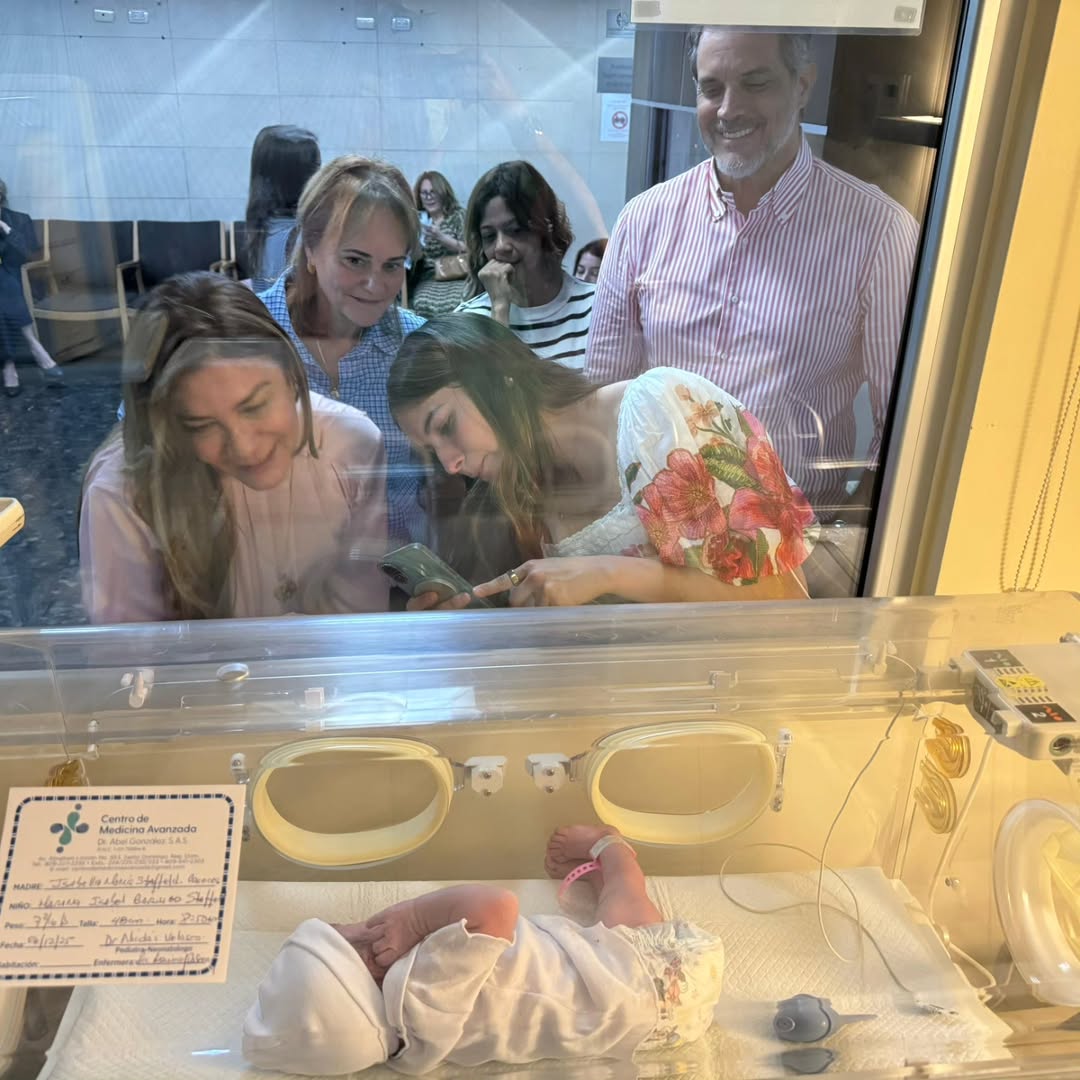 Carolina Mejía celebra el nacimiento de su primera nieta, Marina Isabel