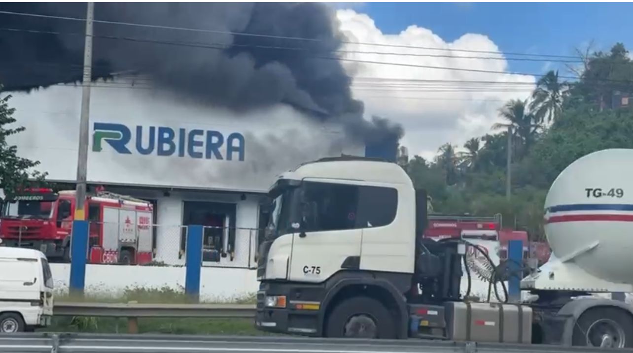 Incendio de gran magnitud afecta instalaciones de Refricentro Rubiera en Haina