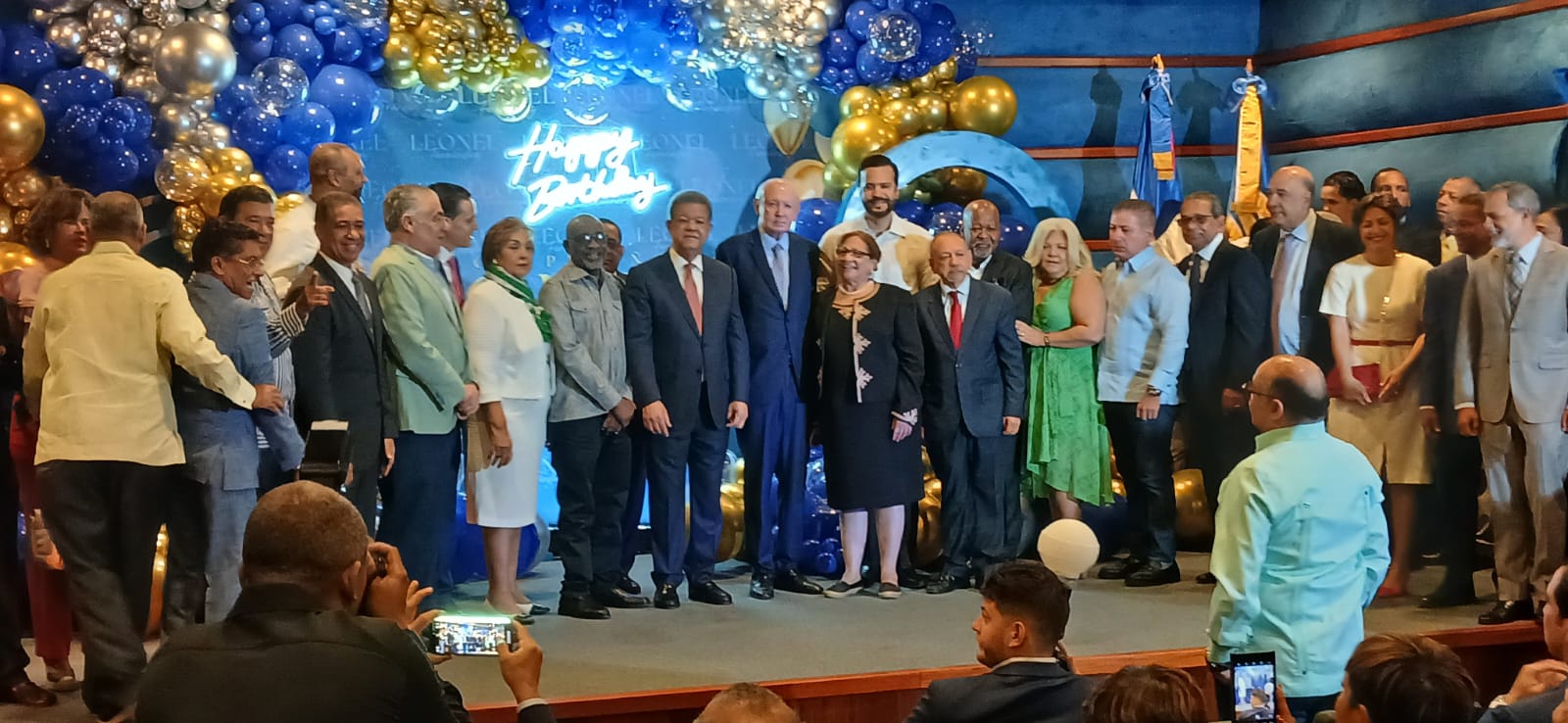 Leonel Fernández celebra su cumpleaños número 72 rodeado de seguidores