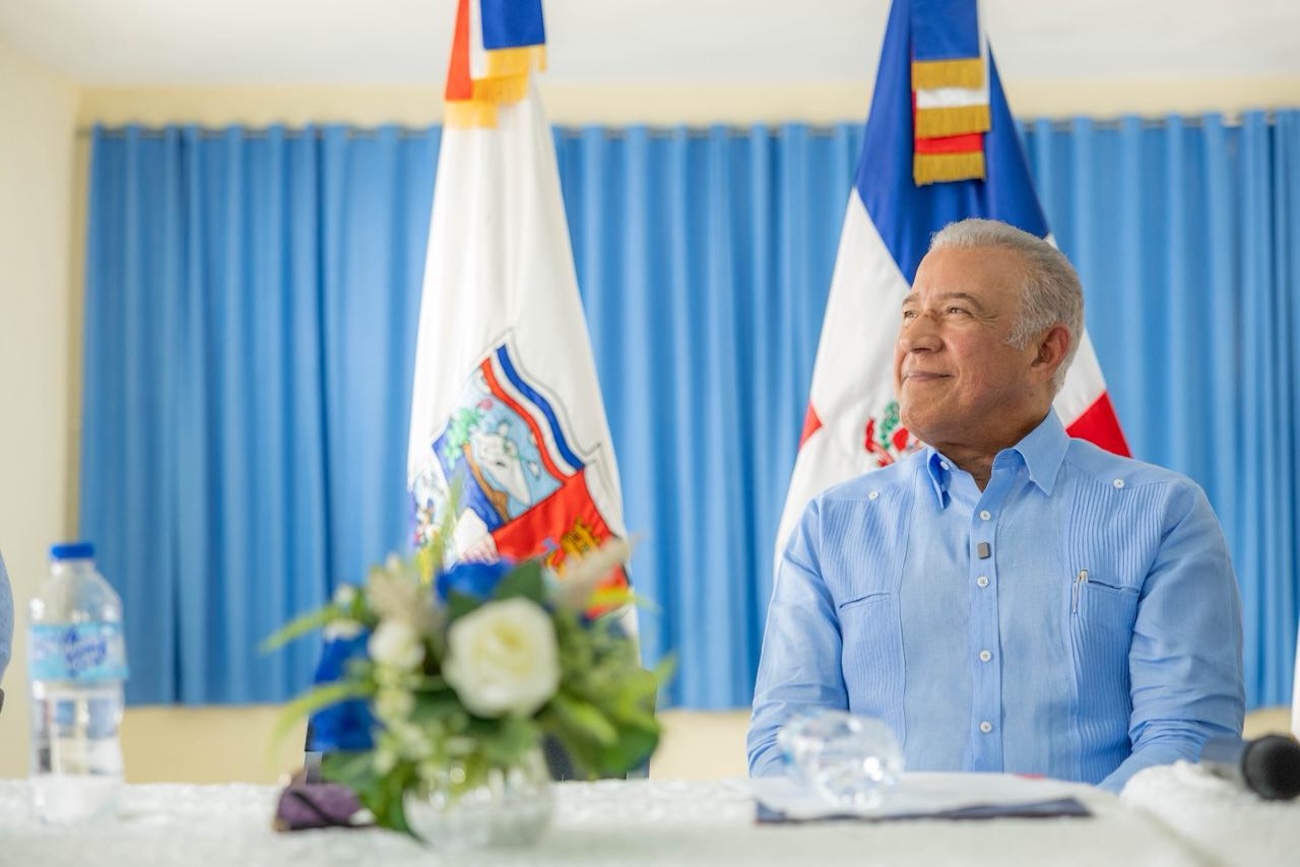 Andrés Bautista entrega camiones compactadores y cheque para remozamiento en San Antonio de Guerra