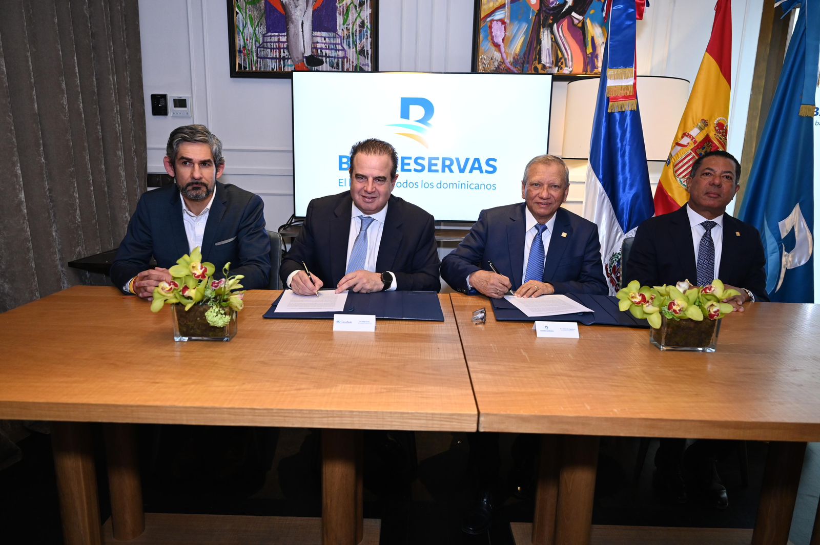 Banreservas y CaixaBank renuevan acuerdo para envío de remesas desde España