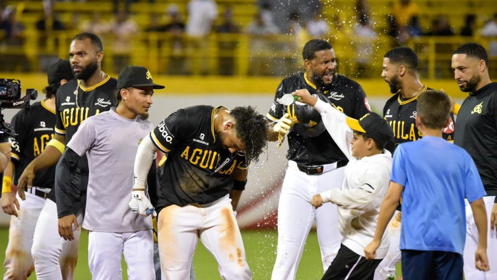 Águilas Cibaeñas vencen 4-3 a Gigantes del Cibao en 11 entradas