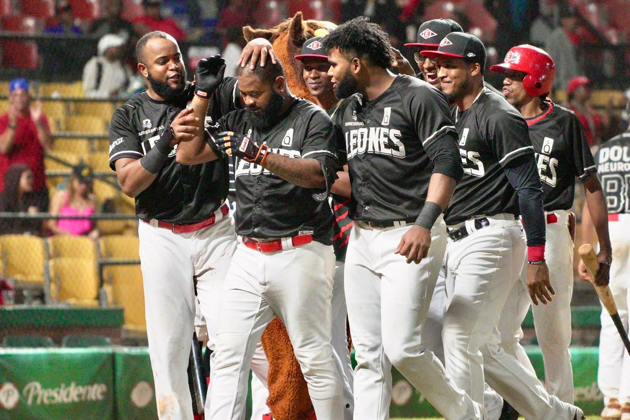 Leones del Escogido avanzan a la Serie Final tras vencer 7-3 a los Gigantes