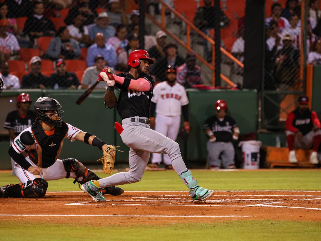 Toros del Este remontan y vencen 8-5 a Leones del Escogido en Round Robin
