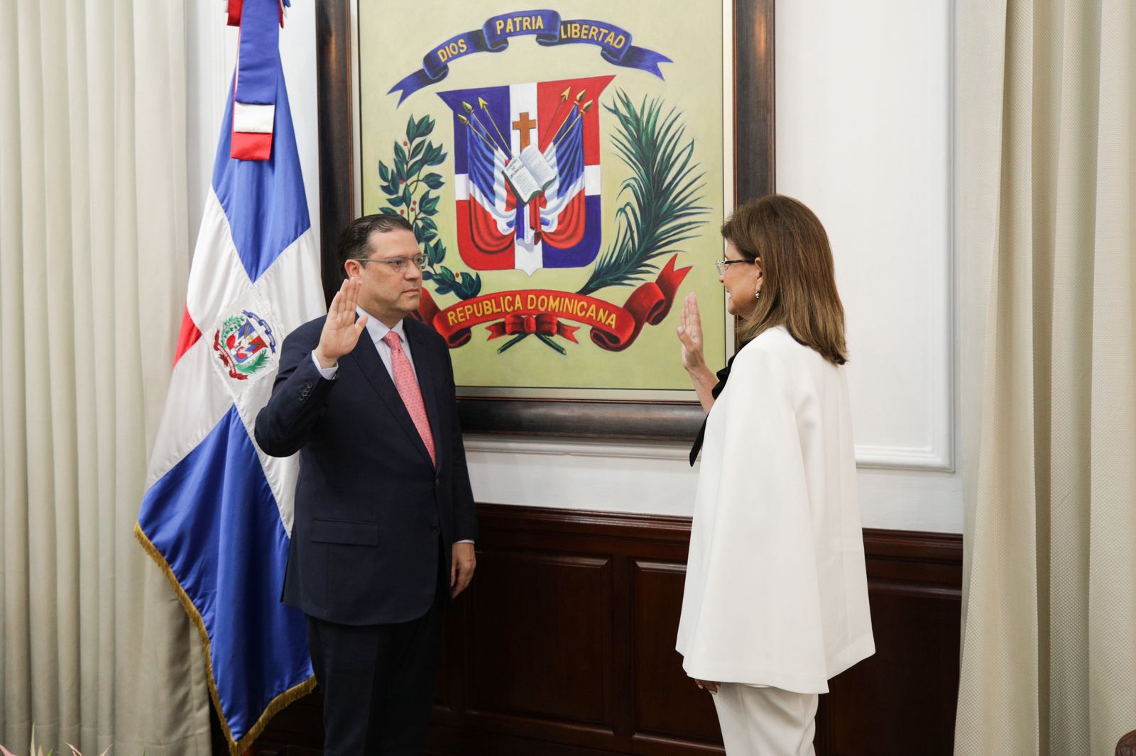 Raquel Peña juramenta a Eduardo Sanz Lovatón como nuevo ministro de Mipymes