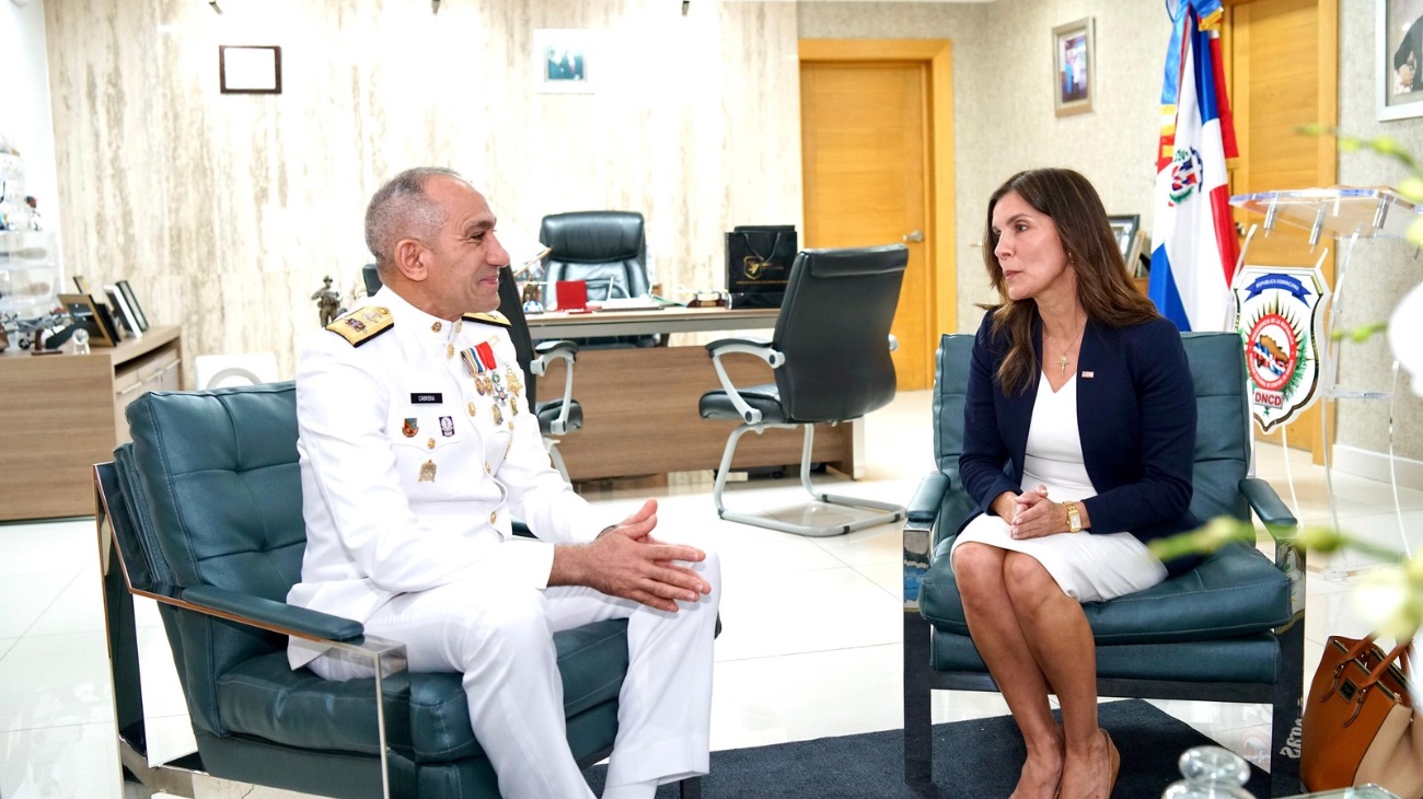 Embajadora Leah F. Campos se reúne con el presidente de la DNCD